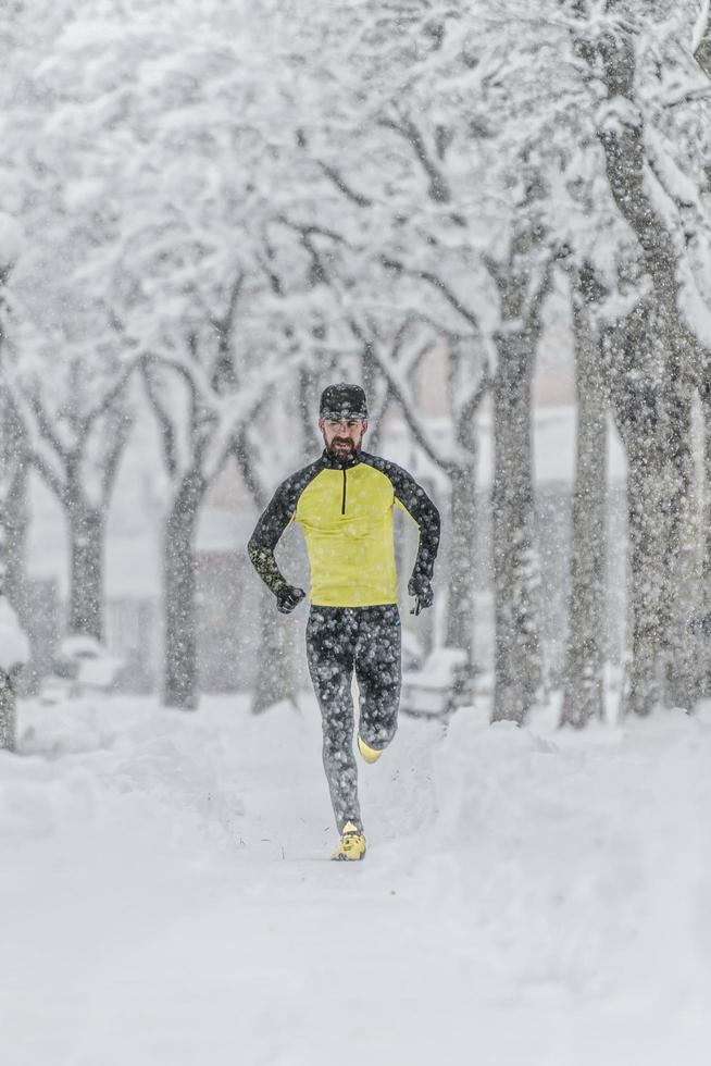 homem com barba treina correndo na neve em um inverno frio 5254881 Foto de  stock no Vecteezy