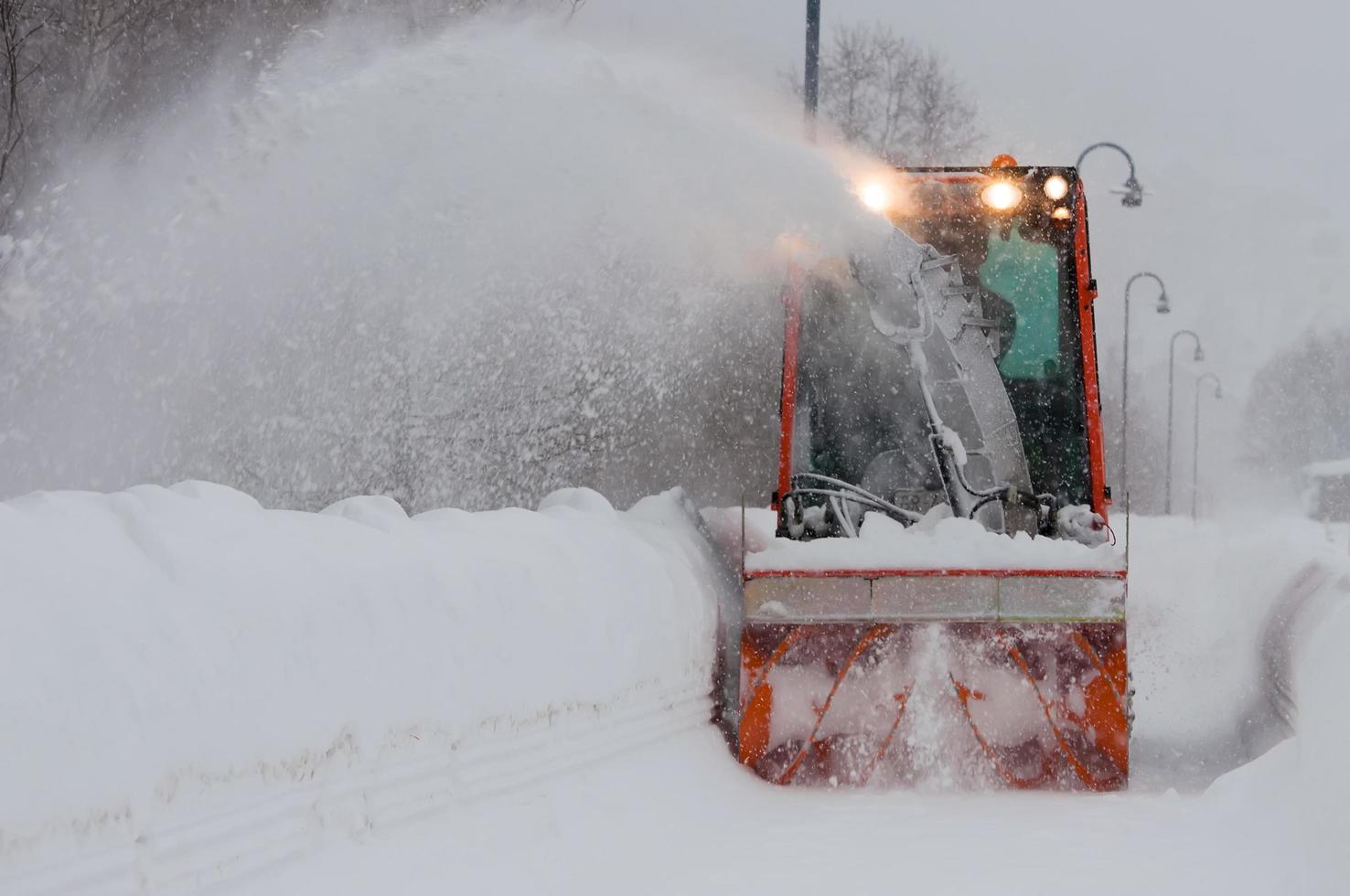 limpa-neve nos alpes suíços foto