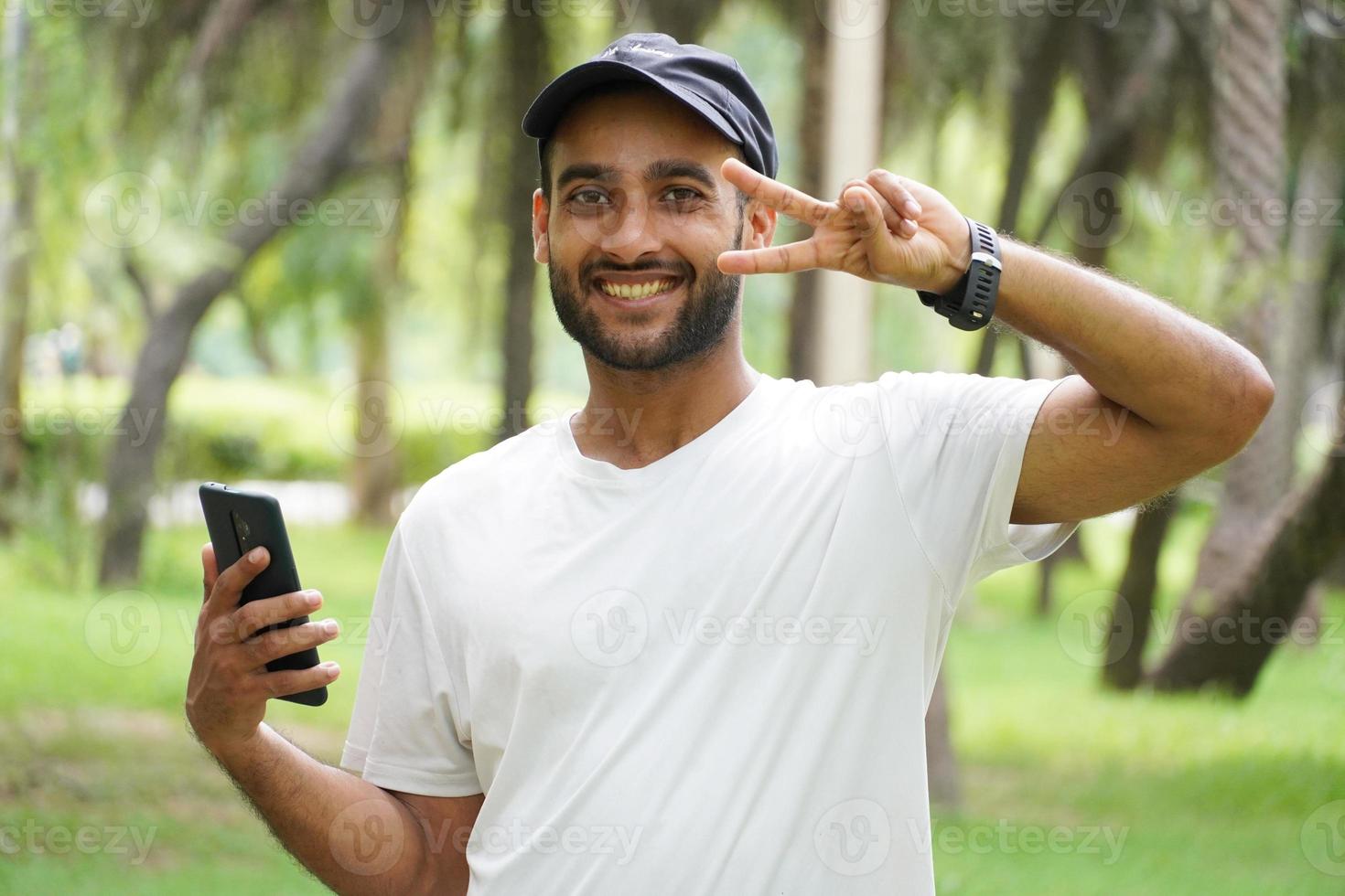 homem feliz com celular foto