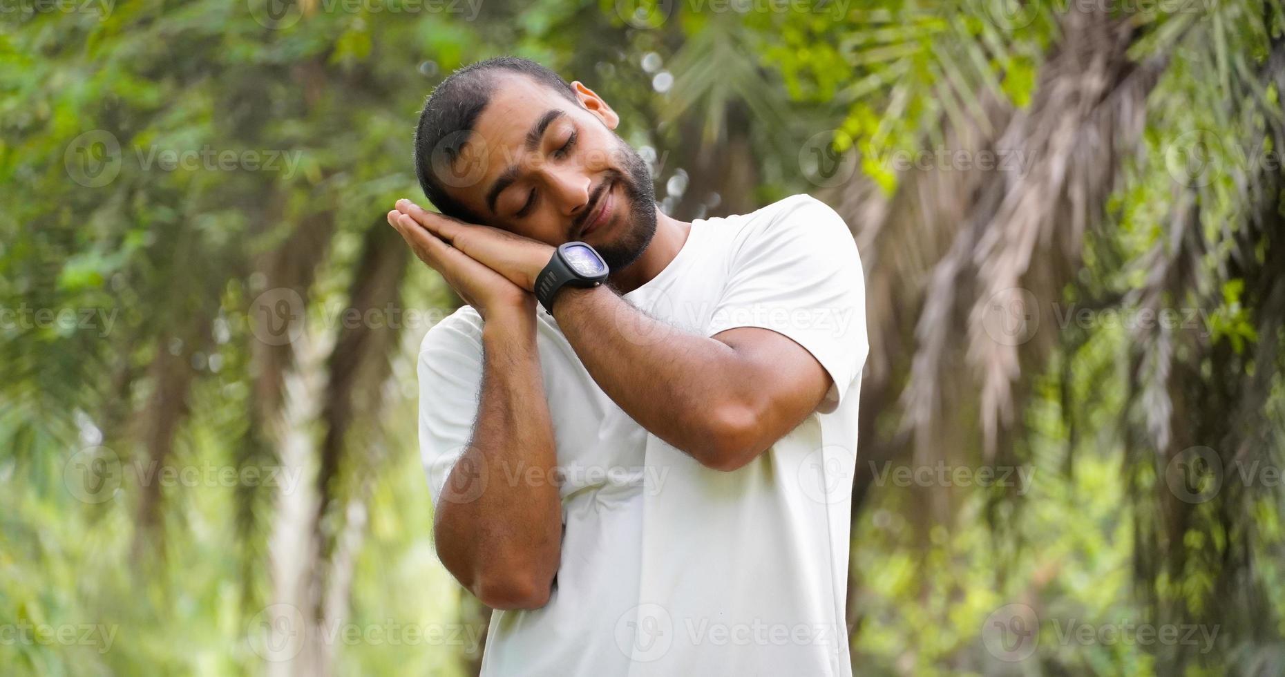 um homem com cabelos pequenos em calma quer dormir foto