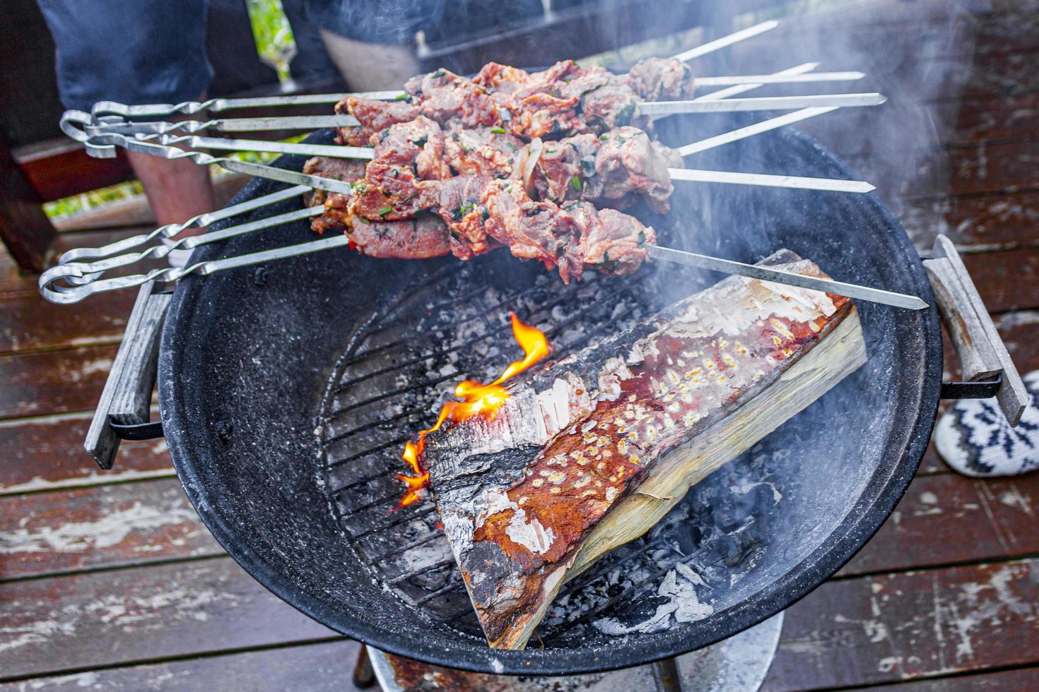 churrasco shashlik russo em madeira de bétula com grelha redonda de espetos. foto