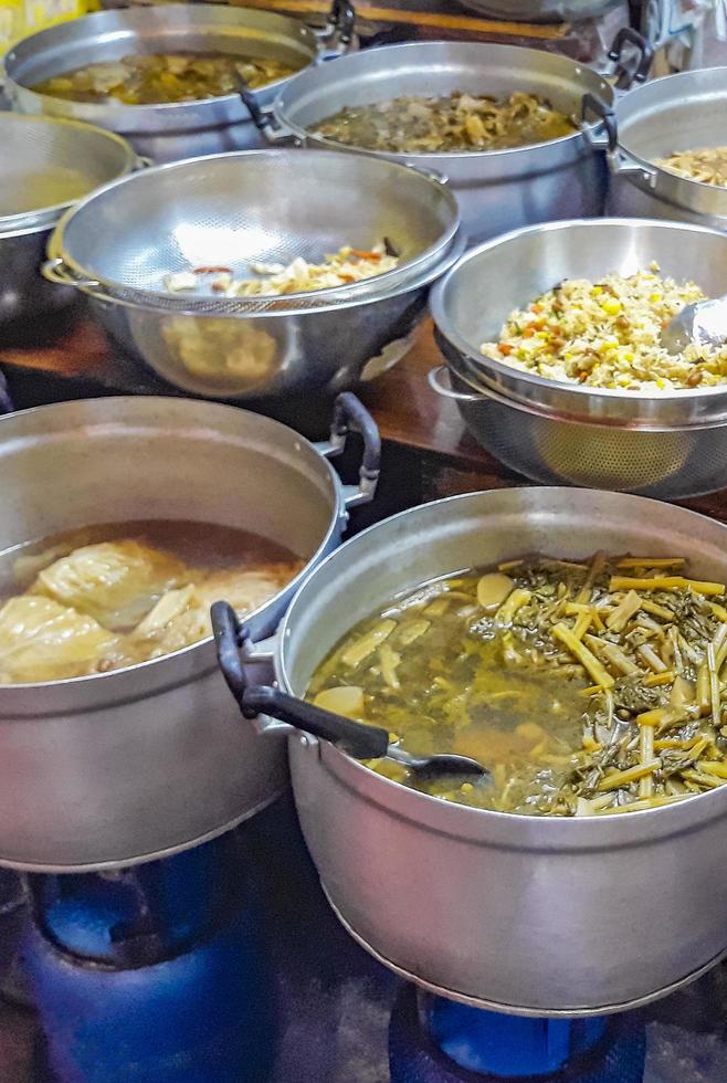 nojento mercado de comida de rua chinesa tailandesa china town bangkok tailândia. foto