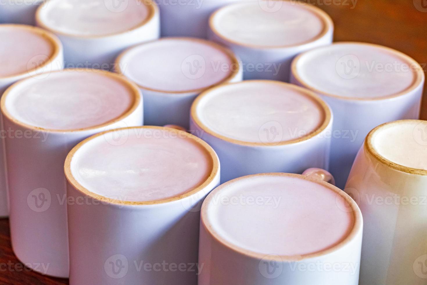 xícaras de café branco na mesa de madeira tropical holbox ilha méxico. foto