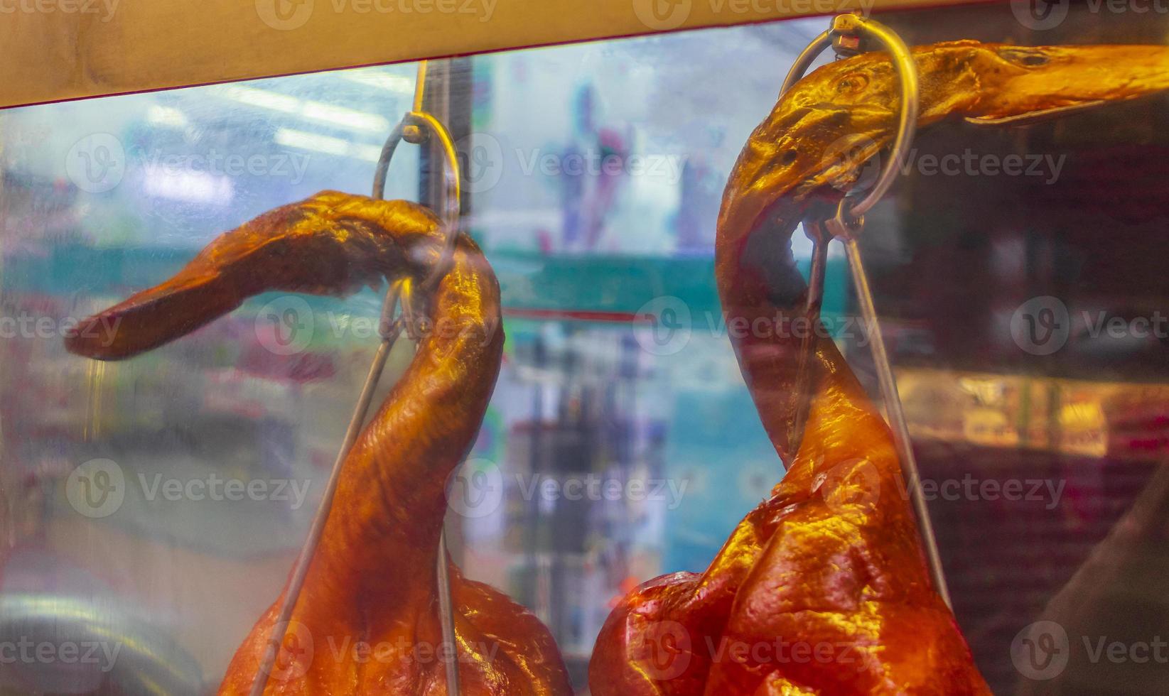 nojento comida tailandesa patos frango atrás da janela china cidade bangkok. foto