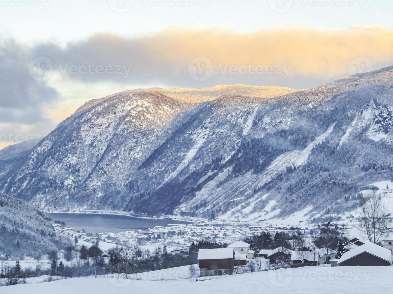 paisagem do inverno no rio do lago fjord em framfjorden noruega. foto