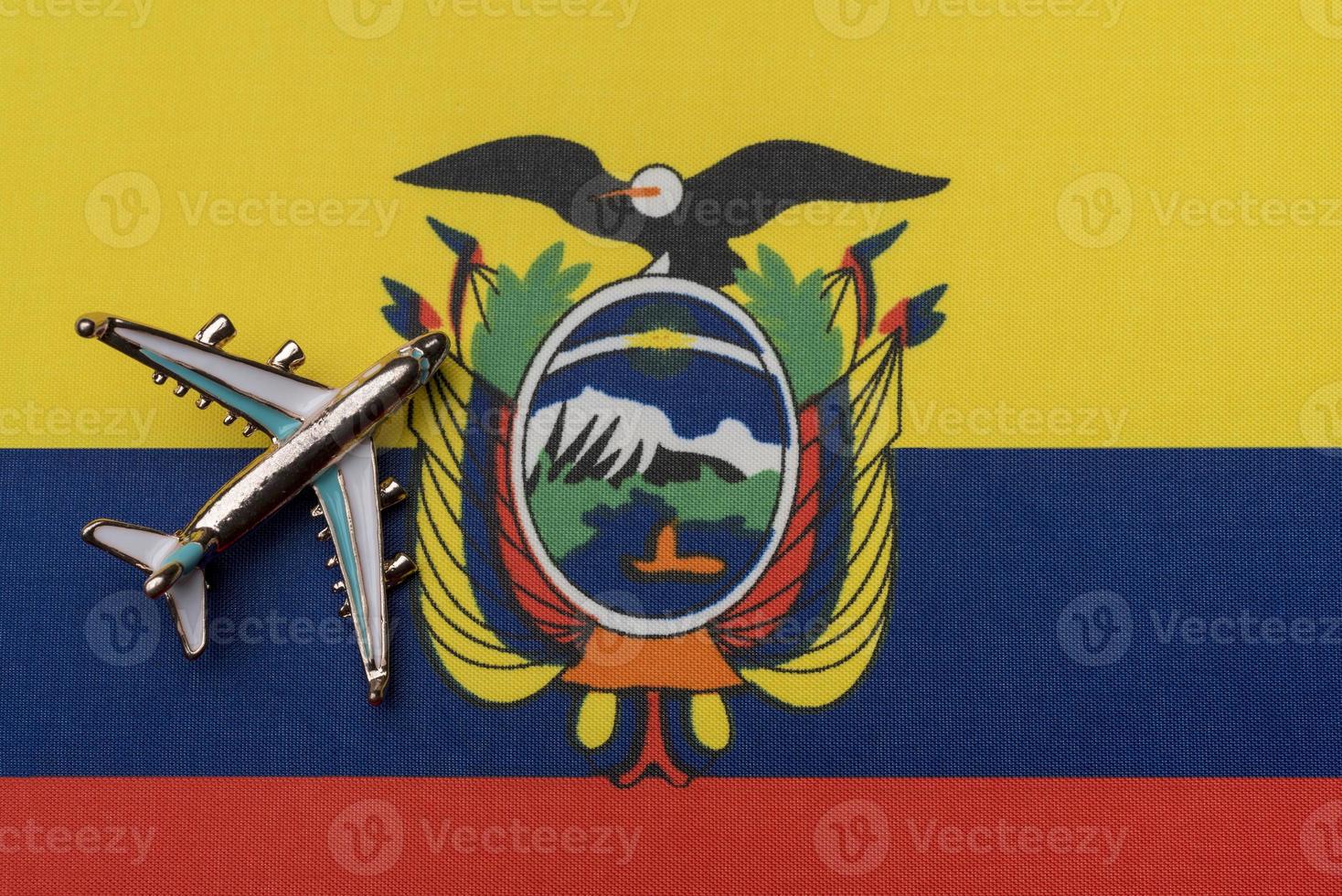 avião sobre a bandeira do conceito de viagens do Equador. foto