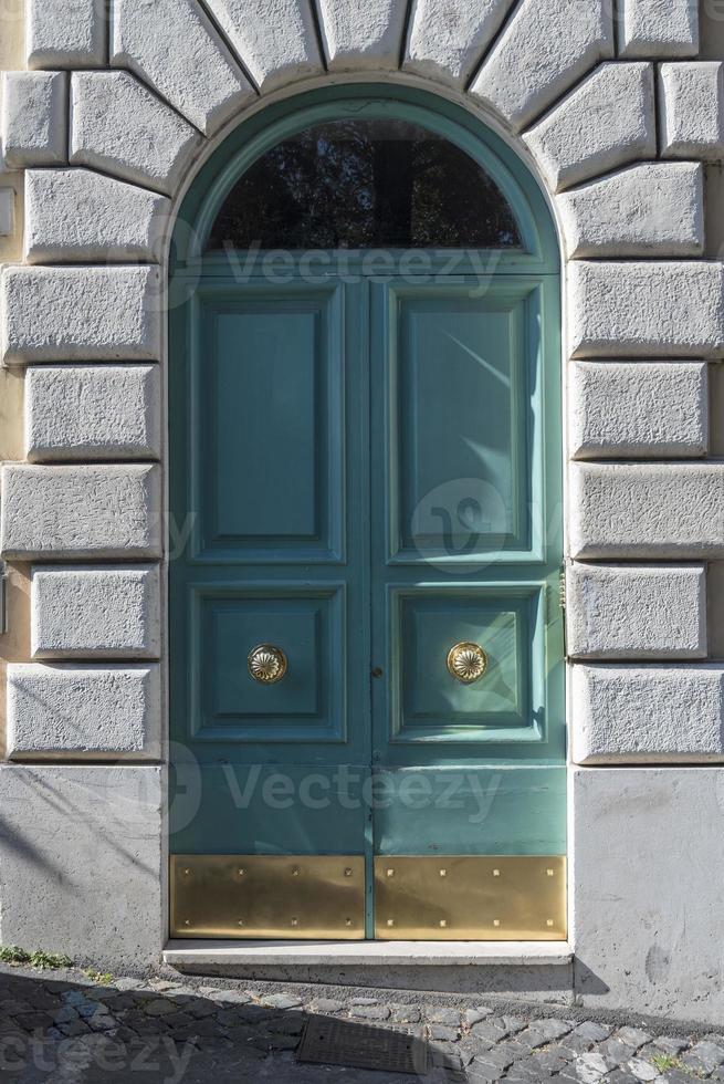 portas com decoração clássica em roma, itália. foto