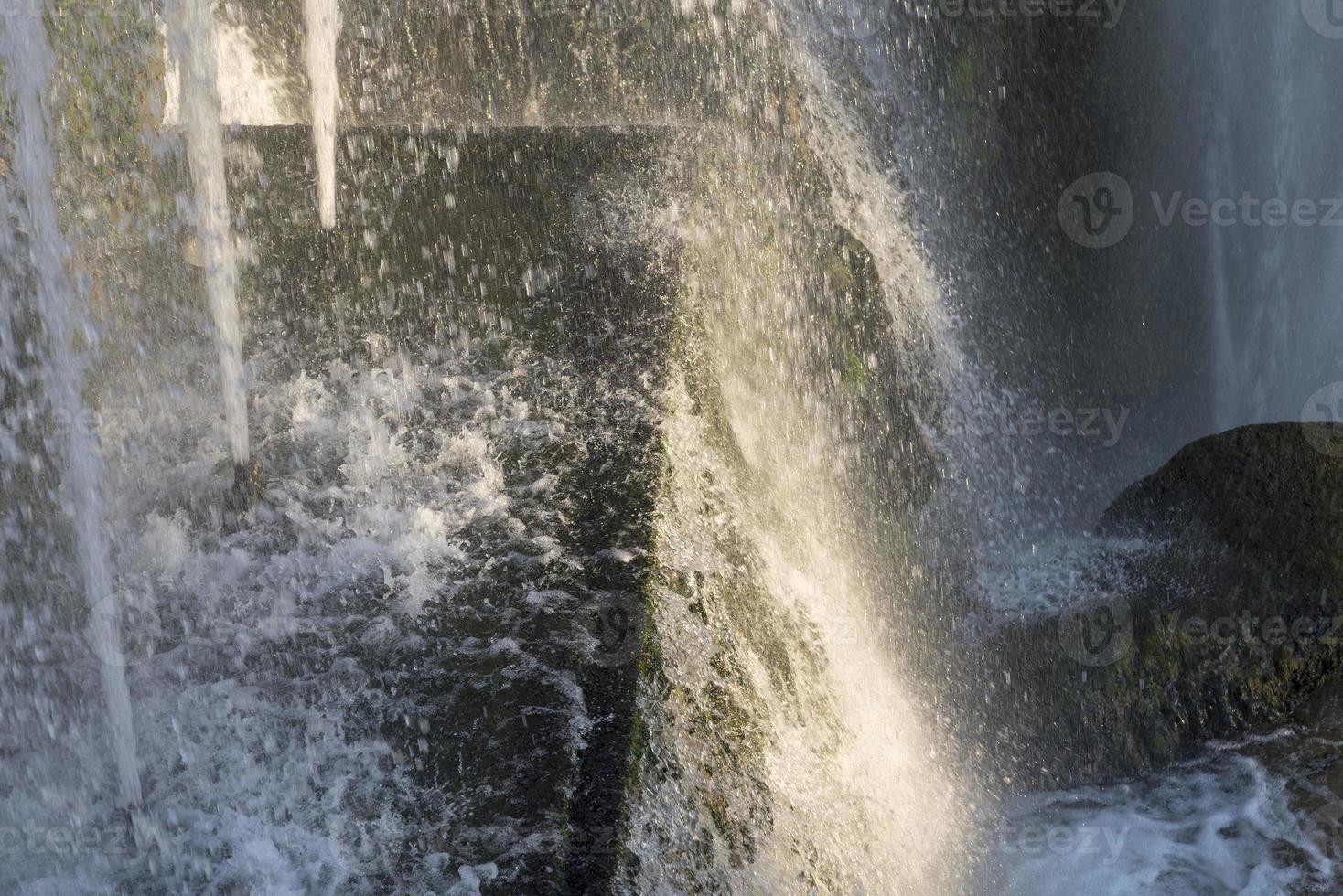 gotas e respingos da fonte fecham. foto