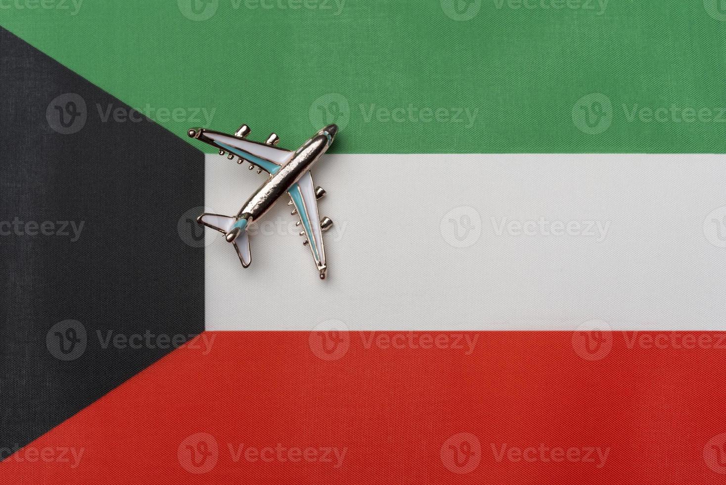 o avião sobre a bandeira do kuwait, o conceito de viagem. foto