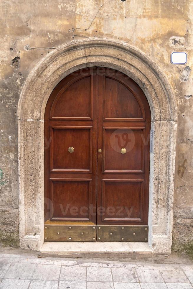 portas com decoração clássica em roma, itália. foto