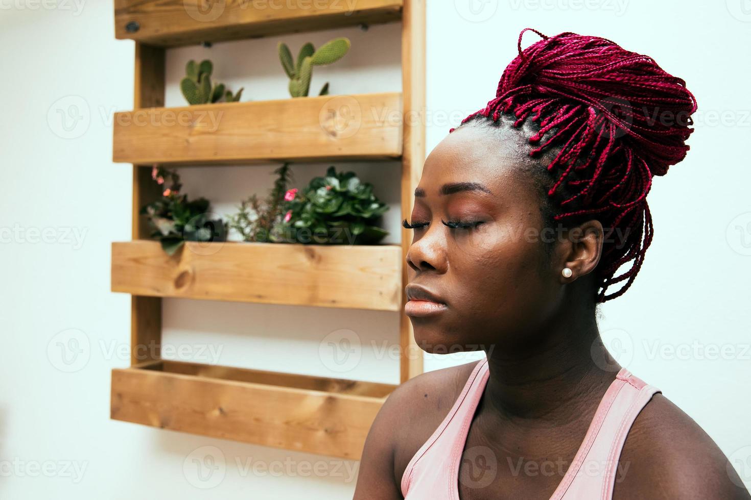 retrato de mulher negra fazendo meditação foto