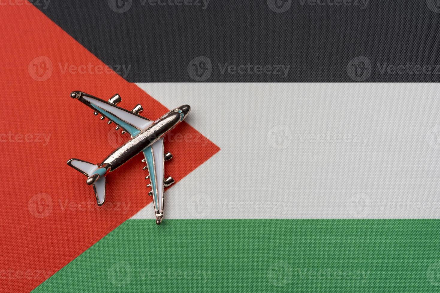 o avião sobre a bandeira da Palestina, o conceito de viagem. foto