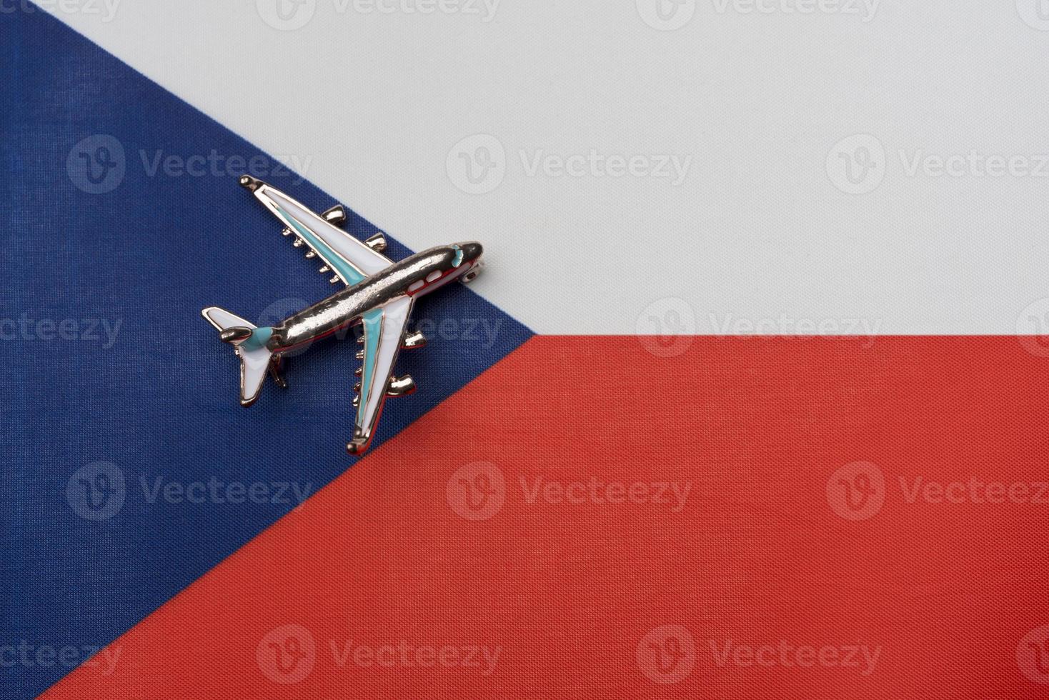 o avião sobre a bandeira da república checa, o conceito de viagem. foto