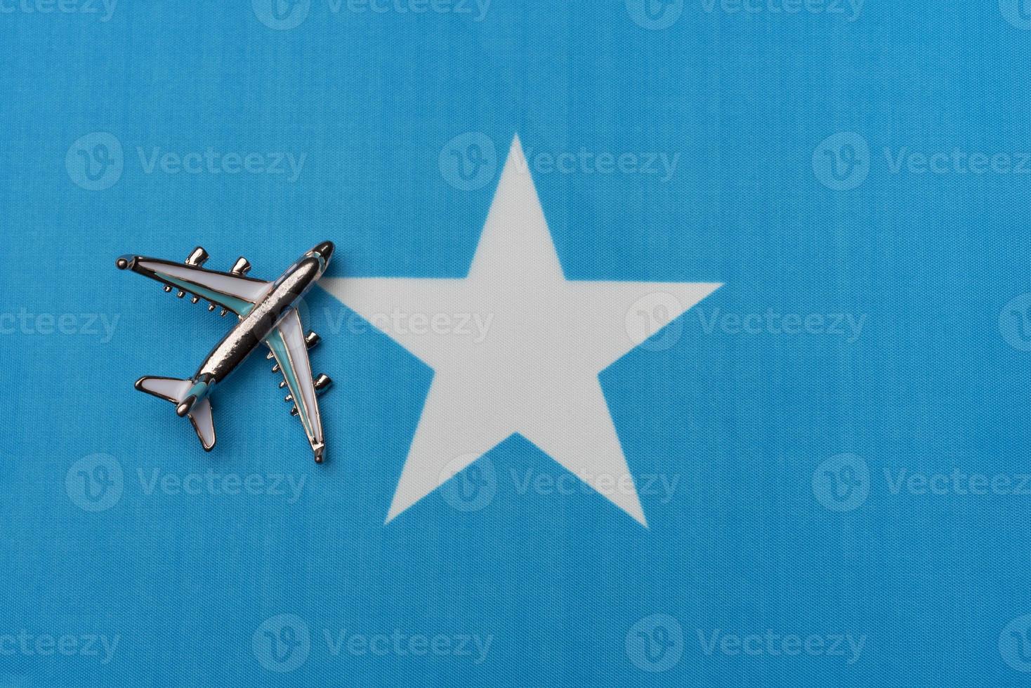 o avião sobre a bandeira da Somália, o conceito de viagem. foto