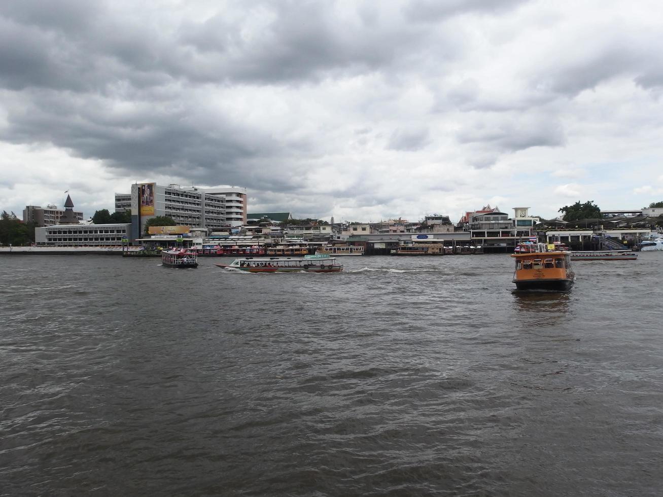 rio chao phraya bangkok tailândia08 de junho de 2019paisagem de bangkok e navio está navegando no rio chao phraya. em bangkok tailândia08 de junho de 2019. foto