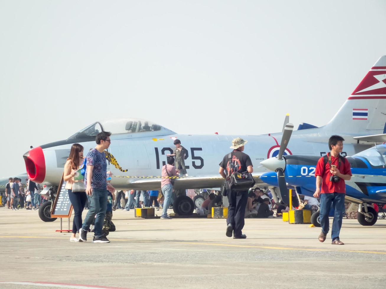 força aérea tailandesa real don muang bangkok tailândia12 de janeiro de 2019 dia nacional das crianças o show de aeronaves da força aérea real tailandesa e show aéreo. em bangkok tailândia12 de janeiro de 2019. foto