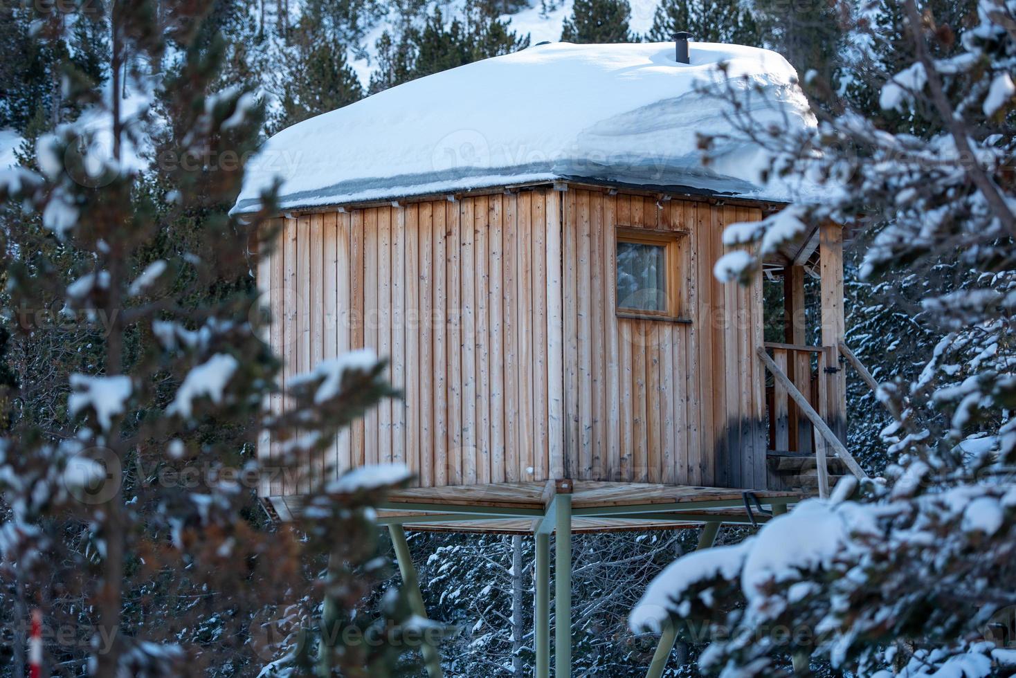 cabana rústica nas montanhas dos pireneus no inerno de 2022 foto