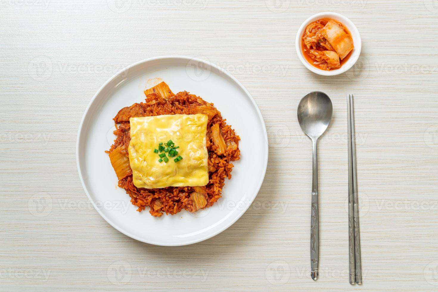 arroz frito kimchi com carne de porco e queijo coberto foto