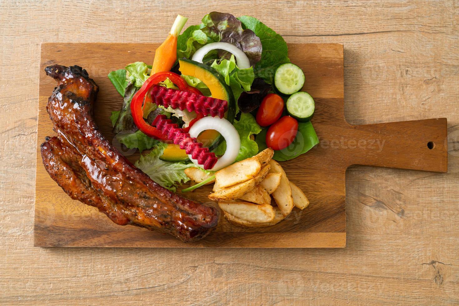 costelinha de porco de churrasco com legumes foto