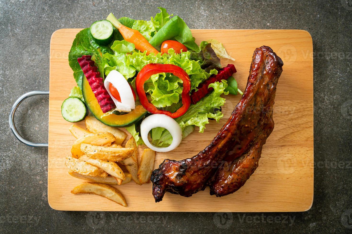 costelinha de porco de churrasco com legumes foto