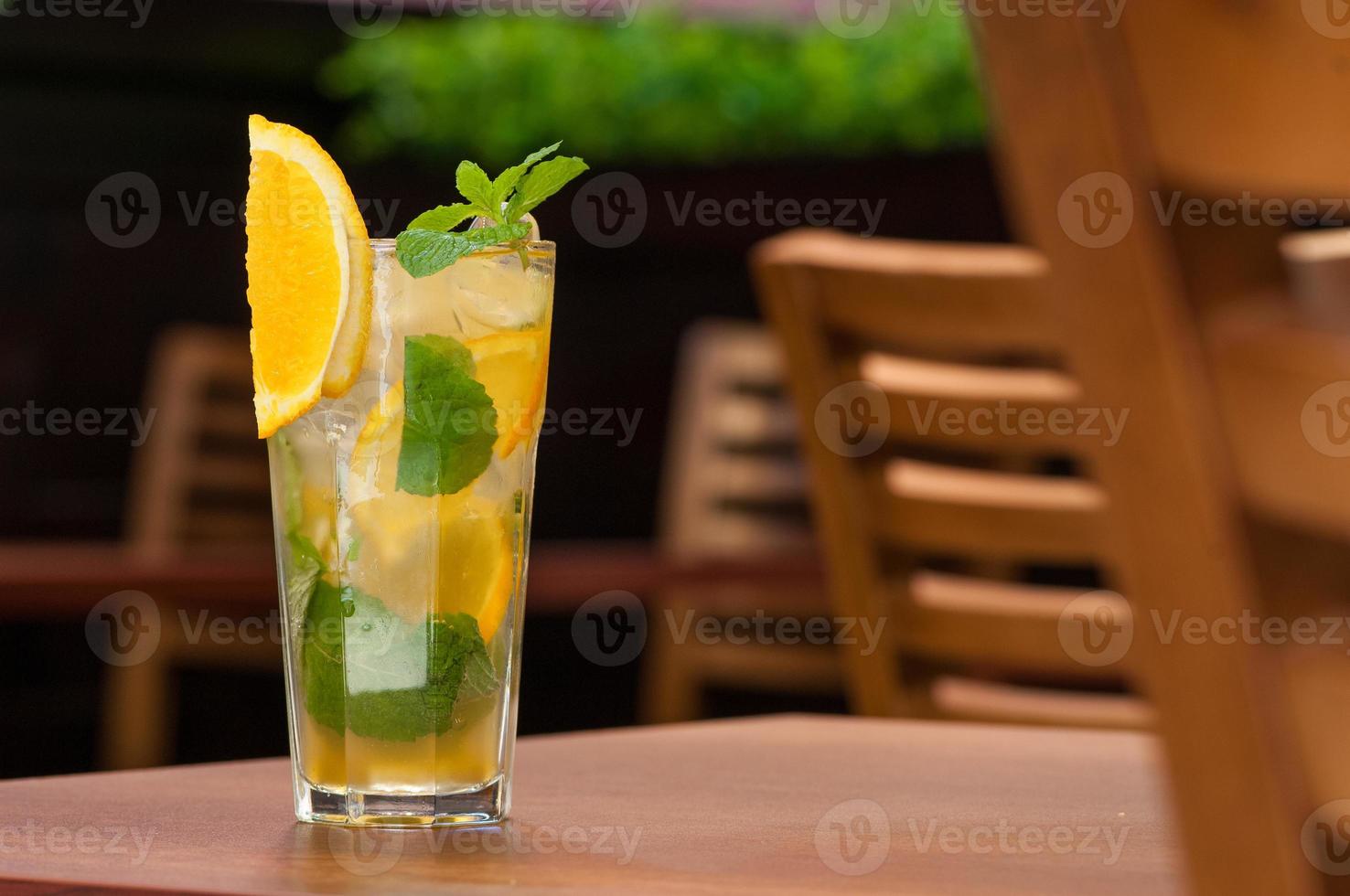 bebida gelada com frutas cítricas na mesa foto