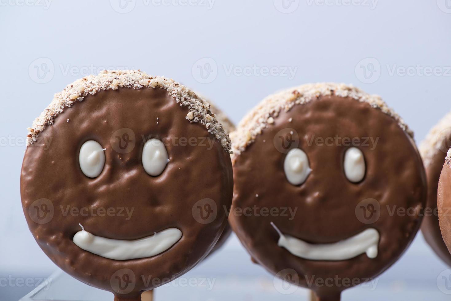 biscoito de rosto sorridente em forma de rosto de chocolate foto