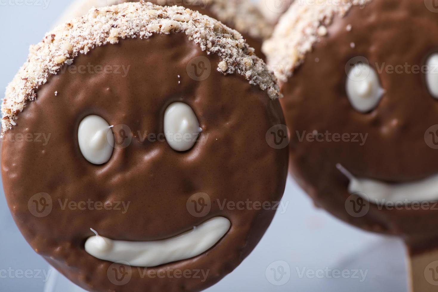 biscoito de rosto sorridente em forma de rosto de chocolate foto