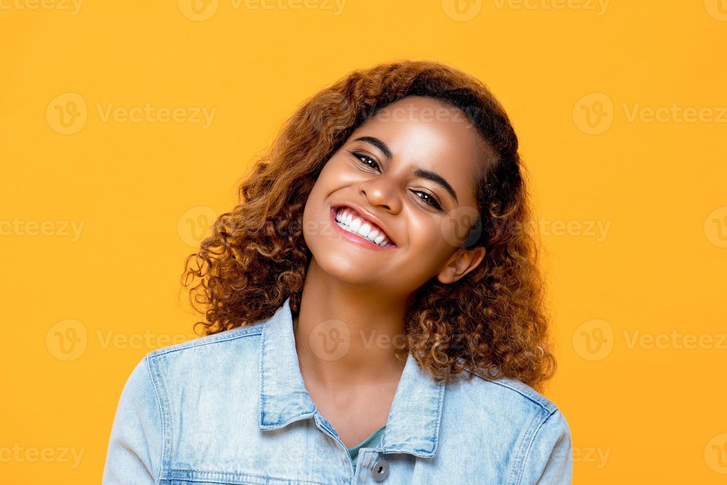 retrato de linda mulher afro-americana sorrindo isolado em fundo amarelo foto