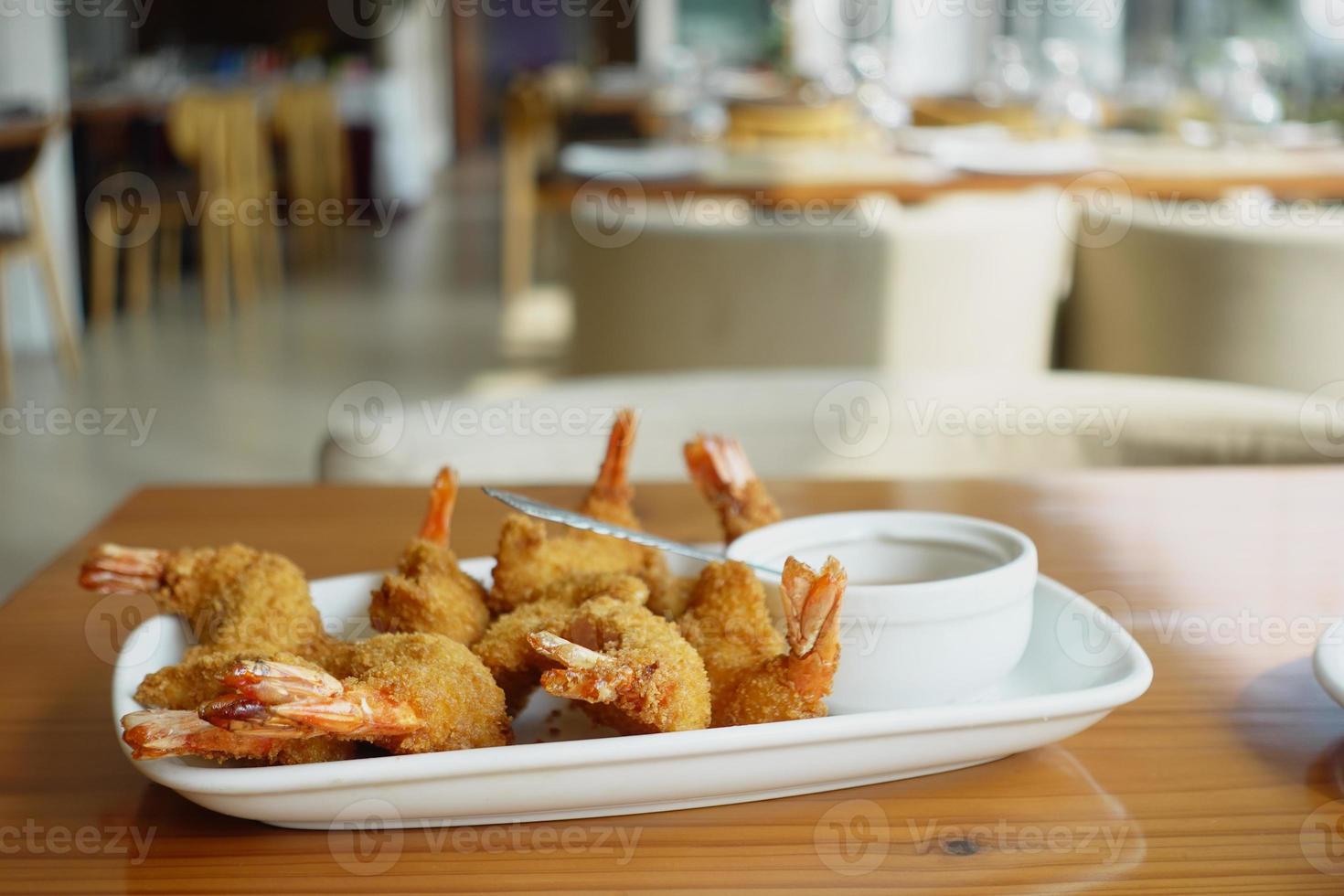 saboroso camarão rei frito em um prato na mesa foto