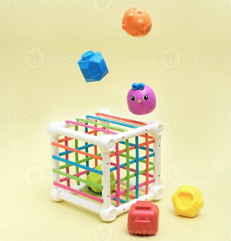 brinquedo educacional do bebê - um cubo multicolorido. desenvolvimento de habilidades motoras finas e raciocínio lógico. levitando pedaços de um brinquedo. foto