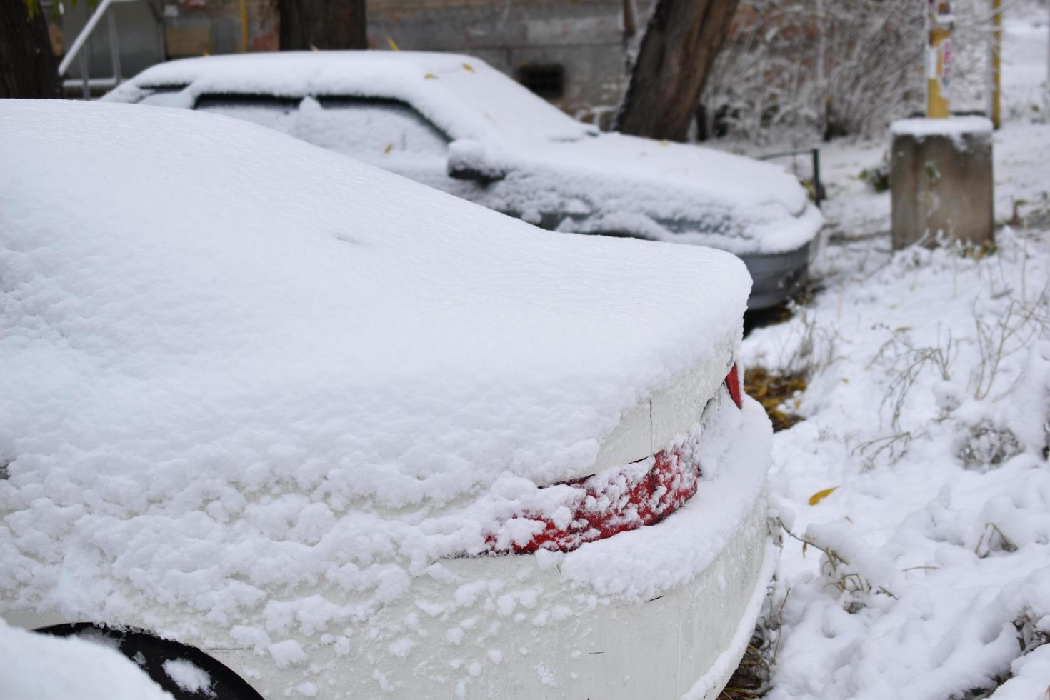 carros no inverno na neve após uma queda de neve foto