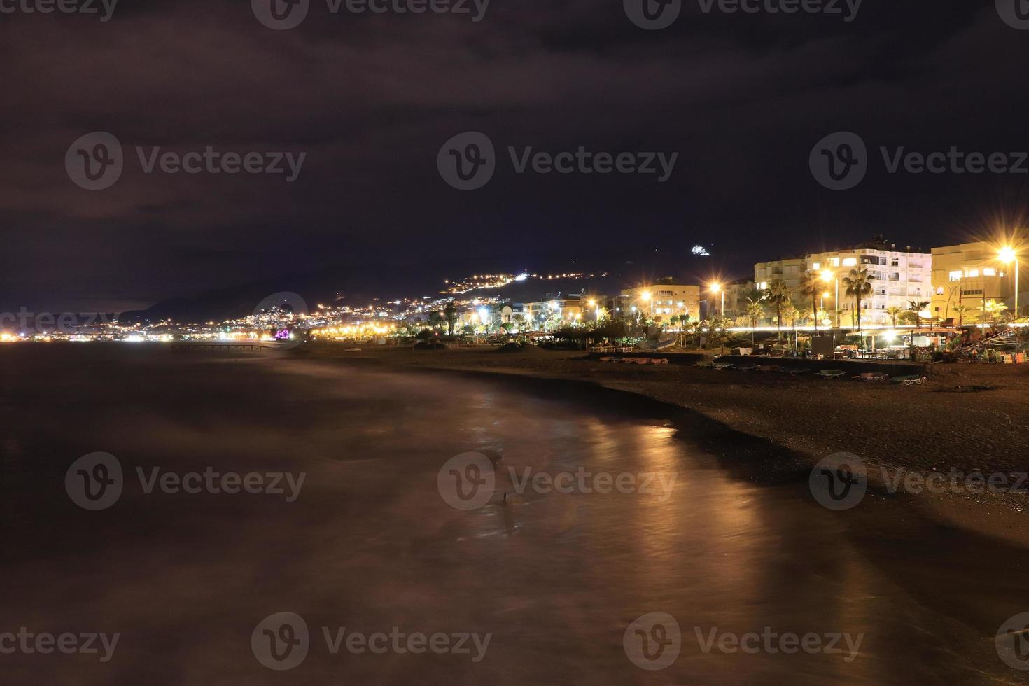 exposição de luzes noturnas do litoral da cidade de alanya. fundo de viagens da turquia. foto