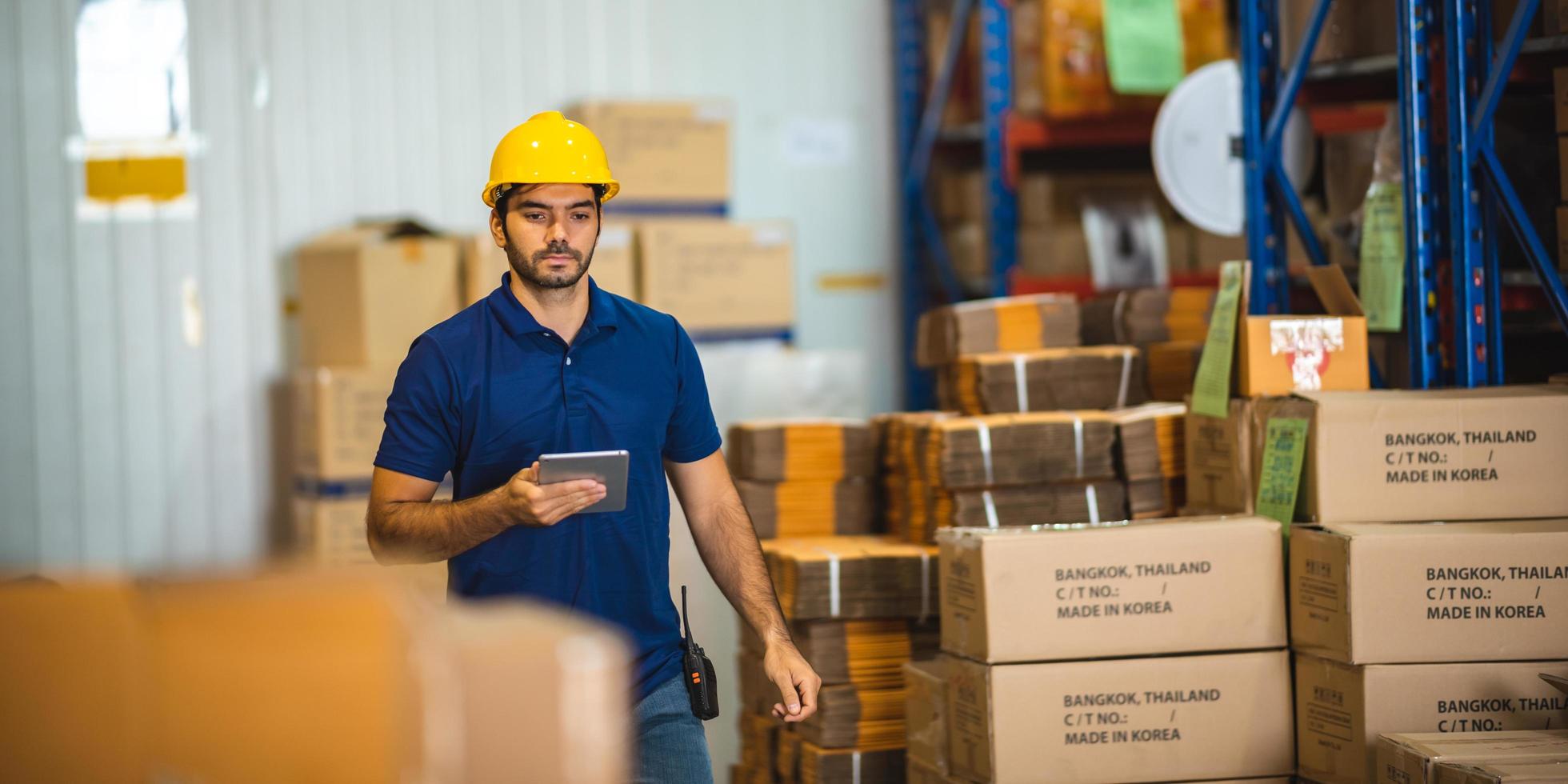 trabalhador de capataz ou engenheiro está trabalhando sobre contêiner de transporte industrial logístico foto