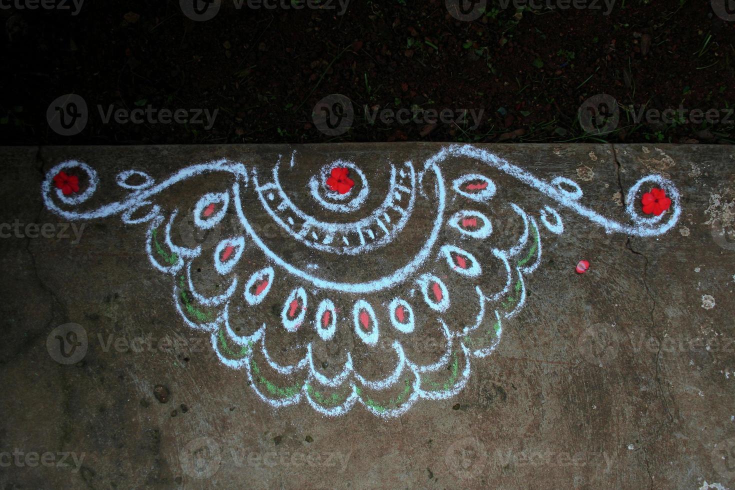 rangoli é a arte de desenhar desenhos usando pó de pedra e decorado com cores e flores foto