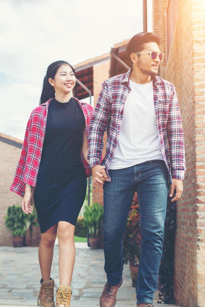 casal de amor jovem hippie curtindo com férias de verão juntos andando na rua na cidade urbana. foto