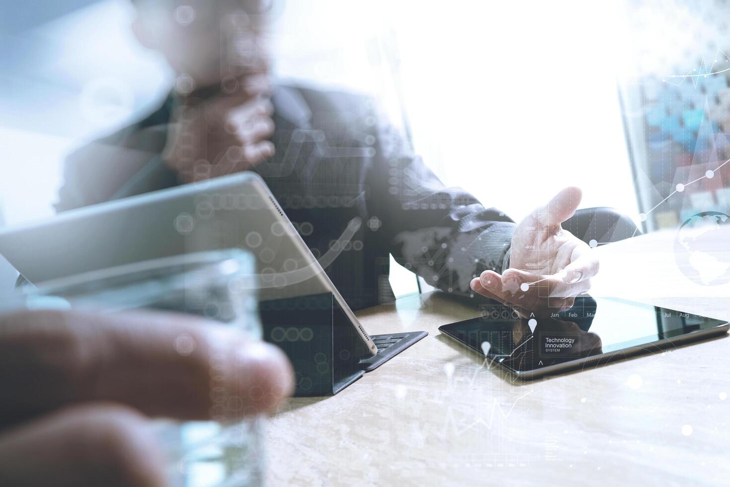 mão de empresário tocando tablet digital.foto gerente de finanças trabalhando novo escritório de projeto de investimento.usando novo dispositivo de tecnologia.ícones gráficos.estratégia negócios bolsa de valores interface efeito de camada foto