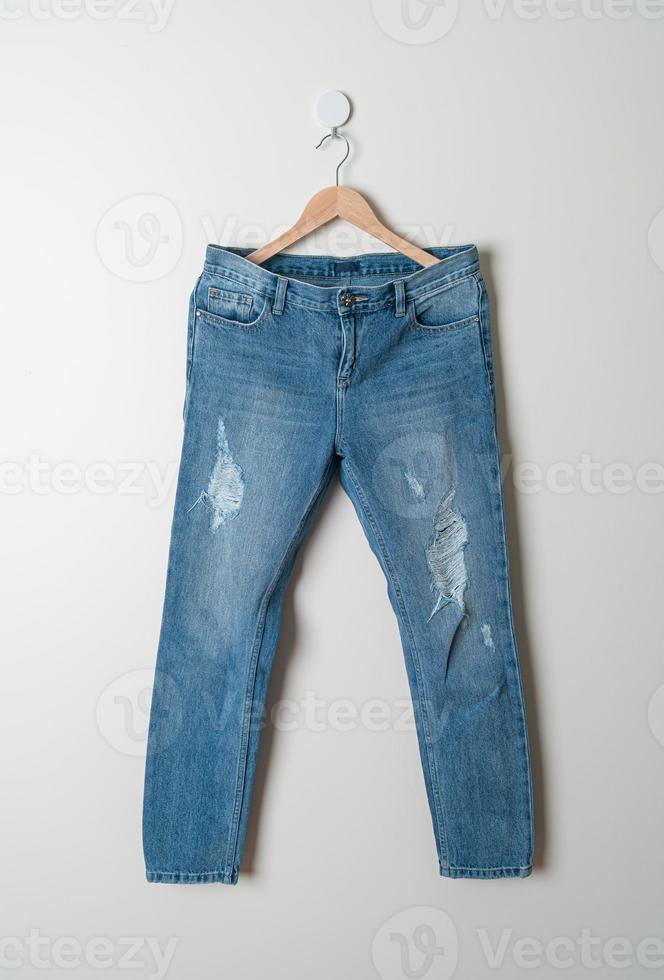 calça jeans pendurada na parede foto