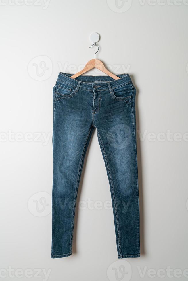 calça jeans pendurada na parede foto