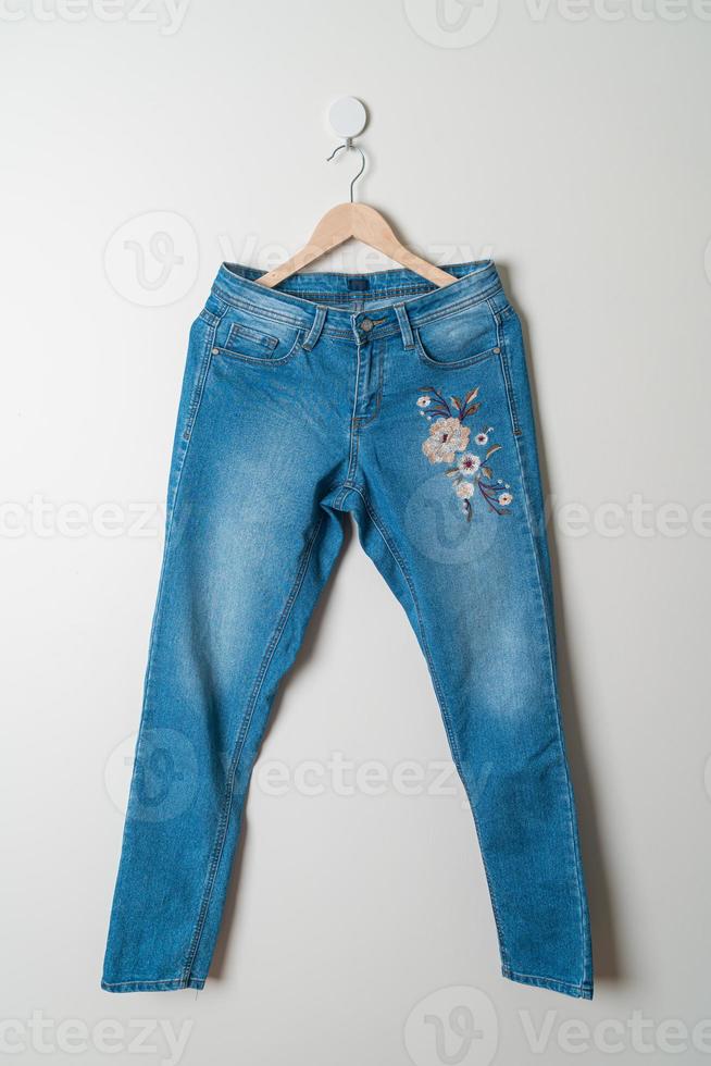 calça jeans pendurada na parede foto