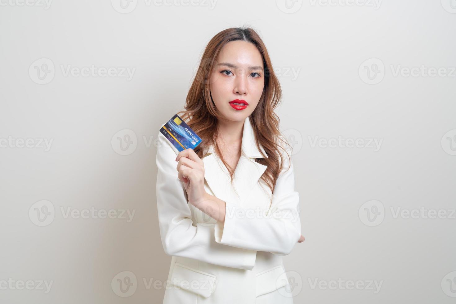 retrato linda mulher asiática segurando um cartão de crédito foto