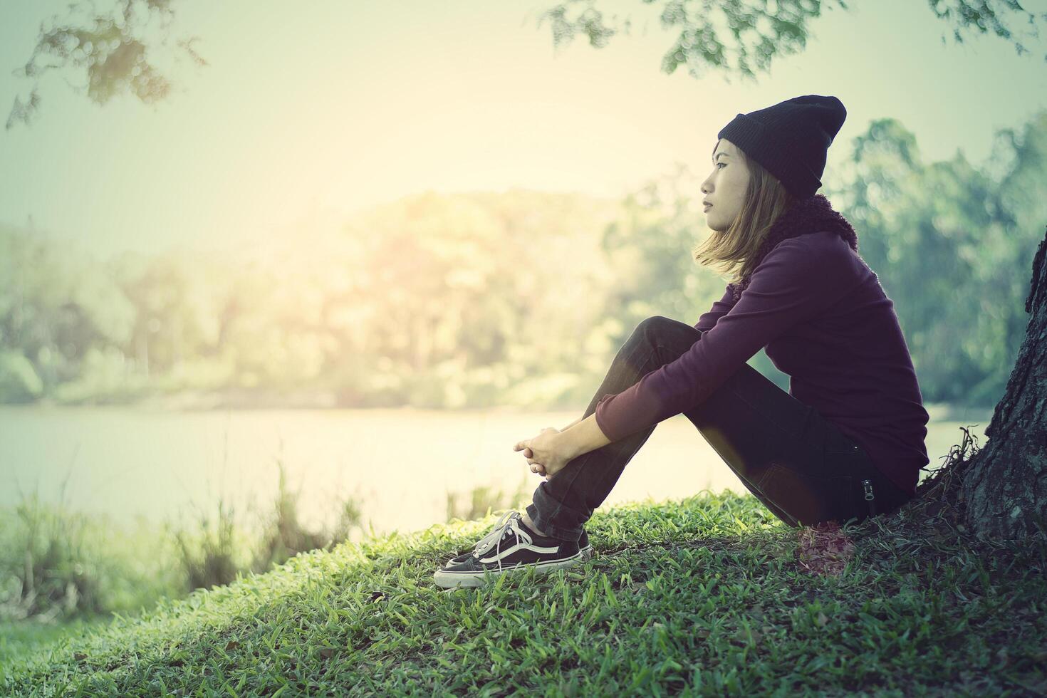 retrato de uma jovem solitária sentada procurando algo solitário, foco suave foto