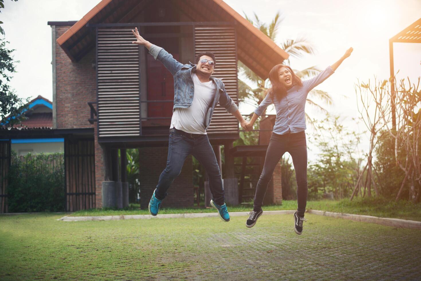 casal hipster pulando alto na zona rural. casal apaixonado conceito. foto