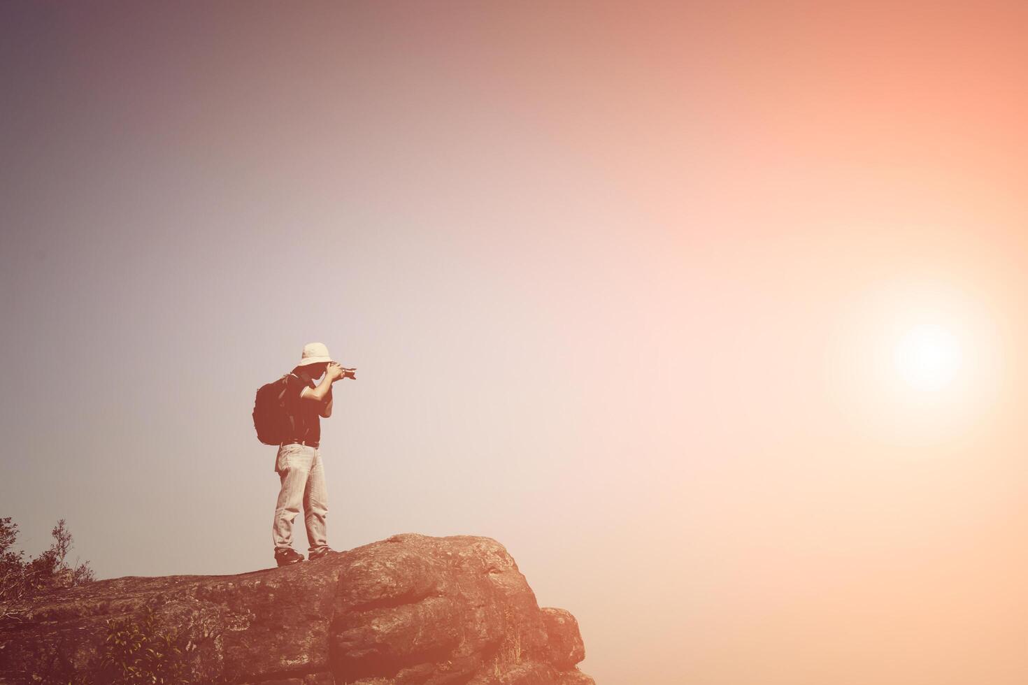 fotógrafo em pé no topo da montanha foto