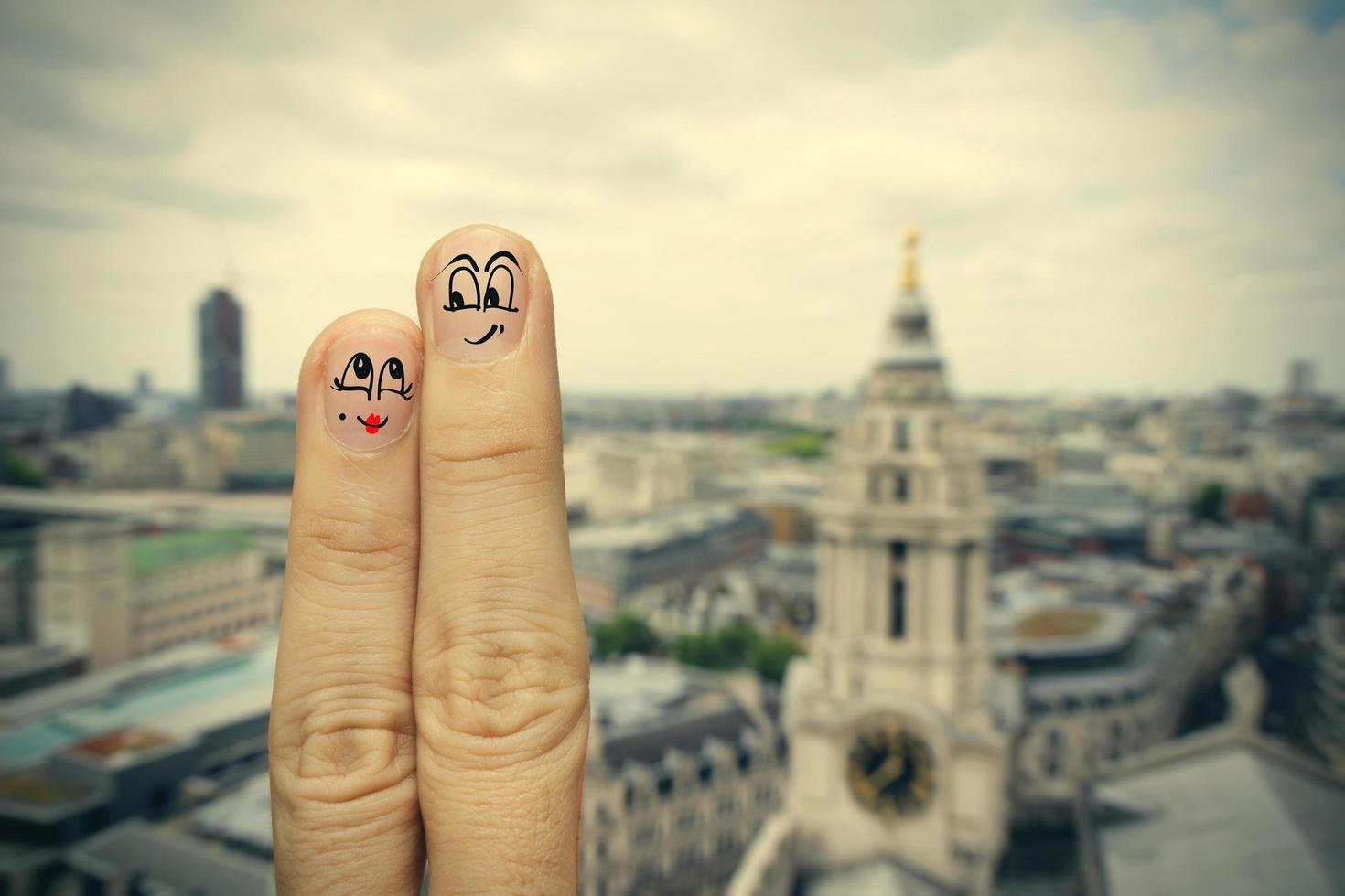 o casal de dedo feliz apaixonado por smiley pintado na cidade de londres fundo desfocado foto