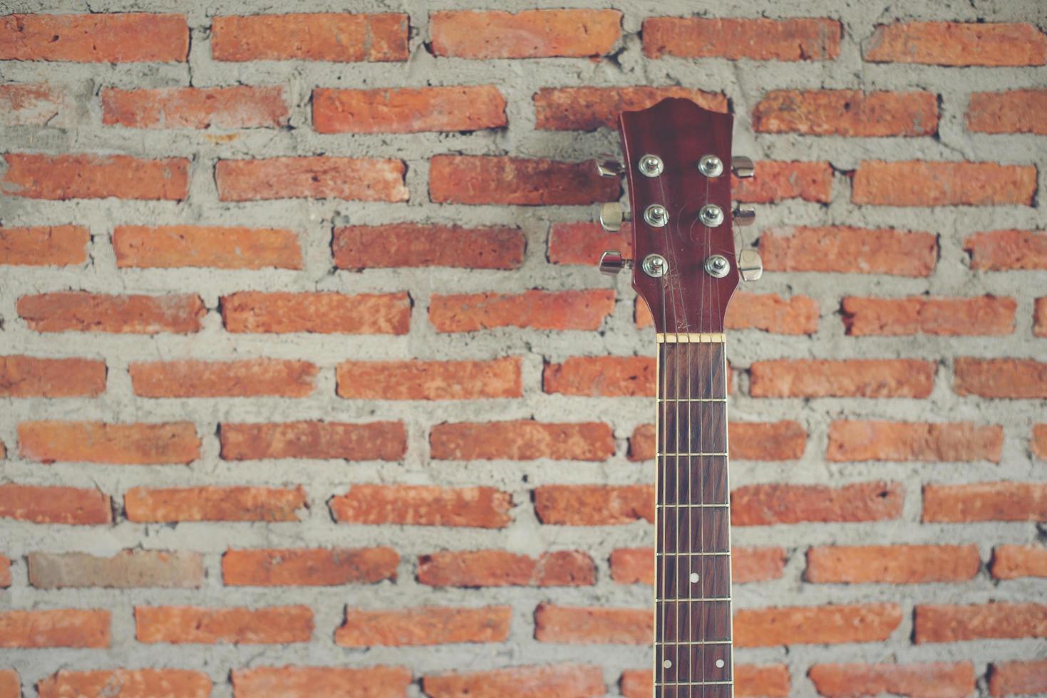 guitarra clássica com fundo de tijolo horizontal foto