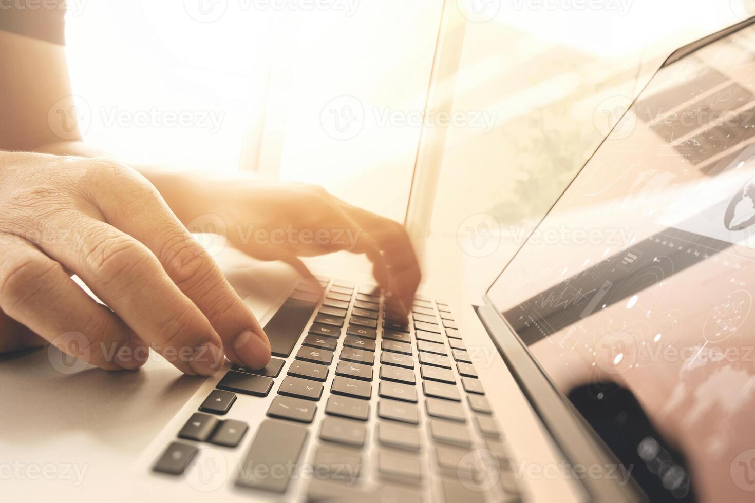 mão de homem de negócios trabalhando no computador portátil na mesa de madeira como conceito foto