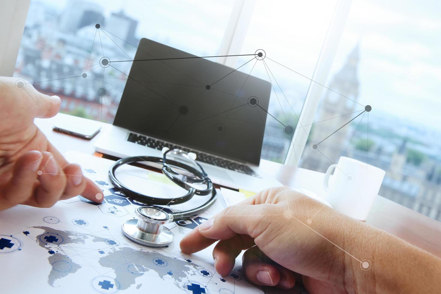 médico que trabalha com computador portátil no escritório do espaço de trabalho médico e diagrama de mídia de rede médica como conceito foto