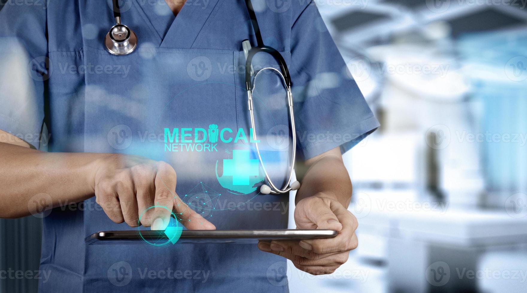 mão de médico trabalhando com interface de computador moderno foto