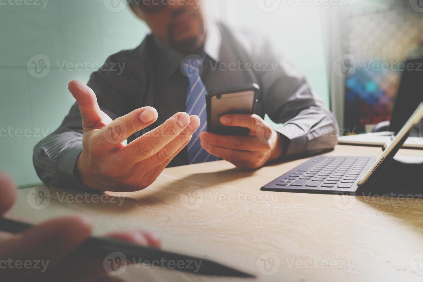 reunião de equipe de negócios presente. investidor profissional trabalhando novo projeto de inicialização. reunião de gerentes de finanças. teclado digital tablet tela de encaixe design de computador inteligente usando, vista refletida foto