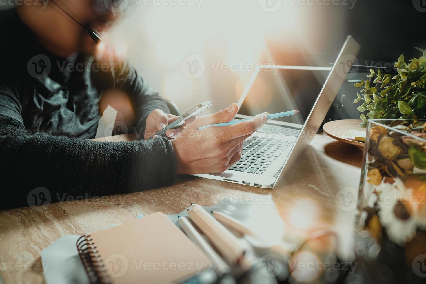 homem usando fone de ouvido voip com teclado inteligente de encaixe de computador tablet digital, comunicação de conceito, suporte de TI, call center e help desk de atendimento ao cliente, efeito de filme de filtro foto